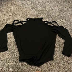 Black cold, shoulder T-shirt